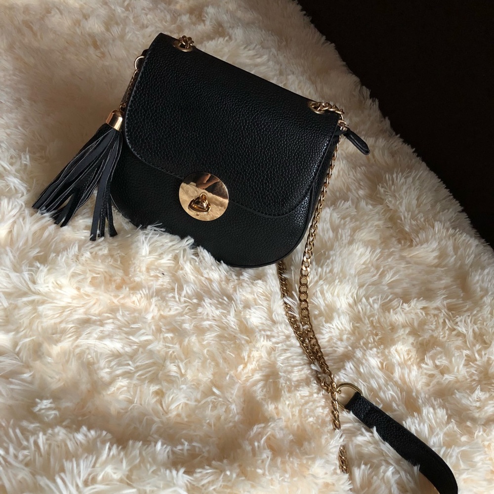 Black shoulder bag